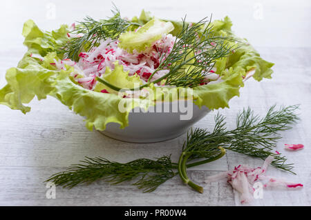 Rettich Salat mit grünen auf einem Tablett. Der Blick von oben Stockfoto