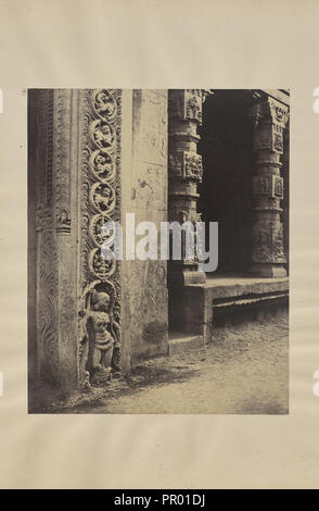 Madura. Säulen in der Vorhalle, versenkt in der Roya Gopurum mit der Basis einer der vier Skulpturen Monolithen; Capt Stockfoto
