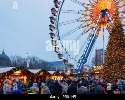 Berlin, Deutschland - 10. Dezember 2017: Riesenrad und Weihnachtsbaum am Weihnachtsmarkt am Rathaus im Winter Berlin, Deutschland. Stockfoto