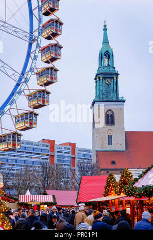 Berlin, Deutschland - 10. Dezember 2017: Riesenrad auf Weihnachtsmarkt am Rathaus im Winter Berlin, Deutschland. Stockfoto