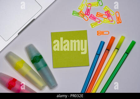 Haftnotizen mit Marker, farbige Stifte, Büroklammern Festlegung auf einen Tisch, zurück in die Schule, Schul- und Büromaterial. Stockfoto