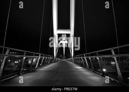 Markante, schwarze und weiße Nacht Zeit Bild der schönen Infinity Brücke während beleuchtet, in Stockton-on-Tees, Teesside, UK. Stockfoto