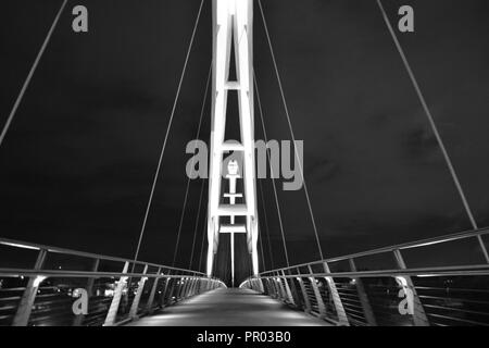 Markante, schwarze und weiße Nacht Zeit Bild der schönen Infinity Brücke während beleuchtet, in Stockton-on-Tees, Teesside, UK. Stockfoto