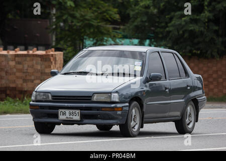 Chiangmai, Thailand - 23. August 2018: Private alte Auto Suzuki Swift Sedan. Foto an der Straße Nr. 121 ca. 8 km von der Innenstadt von Chiang Mai, Thailand. Stockfoto