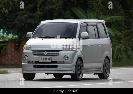 Chiangmai, Thailand - 23. August 2018: Mit dem eigenen Auto, dem Mini Van von Suzuki APV. Auf der straße Nr. 1001, 8 km von Chiang Mai City. Stockfoto