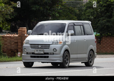 Chiangmai, Thailand - 23. August 2018: Mit dem eigenen Auto, dem Mini Van von Suzuki APV. Auf der straße Nr. 1001, 8 km von Chiang Mai City. Stockfoto