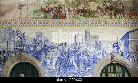 Berühmte Azulejo Panel im Bahnhof Sao Bento in Porto, Portugal, mit der Darstellung der Ankunft von King John und Philippa von Lancaster in Porto (138 Stockfoto