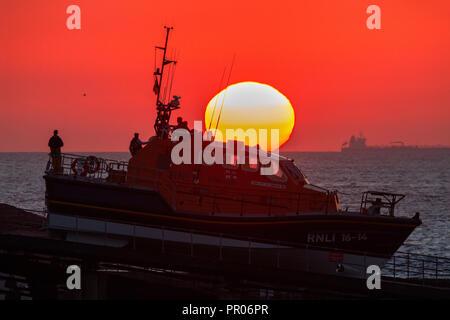 Sennen Rettungsboot startet bei Sonnenuntergang auf einem Training am Abend Stockfoto