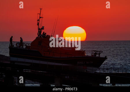 Sennen Rettungsboot startet bei Sonnenuntergang auf einem Training am Abend Stockfoto