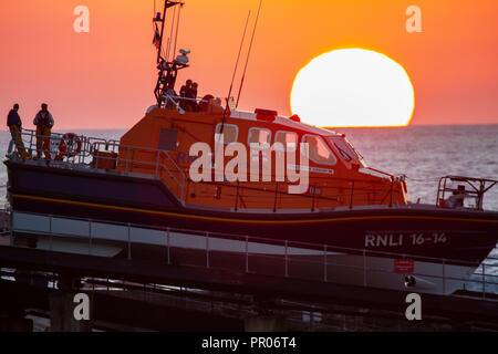 Sennen Rettungsboot startet bei Sonnenuntergang auf einem Training am Abend Stockfoto