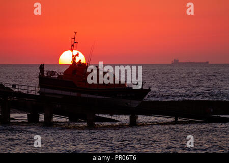 Sennen Rettungsboot startet bei Sonnenuntergang auf einem Training am Abend Stockfoto