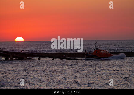 Sennen Rettungsboot startet bei Sonnenuntergang auf einem Training am Abend Stockfoto