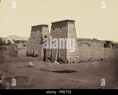 Vue generale du Temple de Ramses III., Karnak, Theben-west; Félix Bonfils, Französisch, 1831 - 1885, Theben, Ägypten; 1872; Eiklar silber Stockfoto