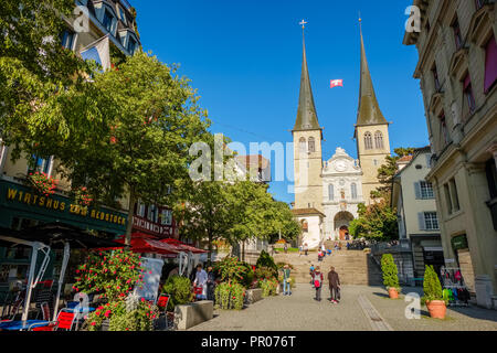 Luzern, Schweiz - 24 September, 2015: Die Sonne scheint, im September auf der charakteristischen Türme der Kirche St. Leodegar (Hofkirche) Stockfoto