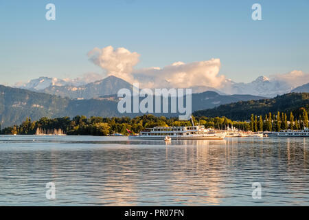 Luzern, Schweiz - 24 September, 2015: Die schöne Aussicht von der berühmten haldenstrasse an den Ufern des Vierwaldstättersees (floralpina) Stockfoto