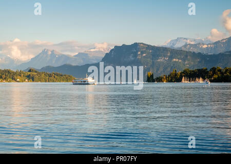 Luzern, Schweiz - 24 September, 2015: Die schöne Aussicht von der berühmten haldenstrasse an den Ufern des Vierwaldstättersees (floralpina) Stockfoto