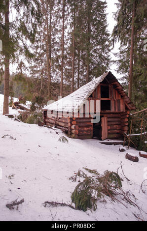 Eine Hütte im Winter Forest. Des Jägers Haus. Stockfoto