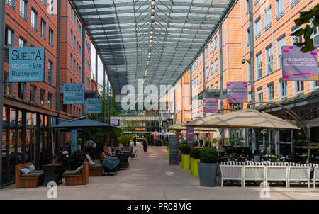 3. August 2018, Lyon Frankreich: Außenansicht der Cite Internationale oder Internationale Stadt von dem Architekten Renzo Piano in Lyon Frankreich mit Restaurants ein Stockfoto