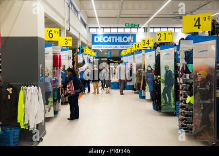 Shop Interior/innen der Decathlon Sport/Sportgeräte shop/Händler/store in Guildford. Surrey. UK. (102) Stockfoto