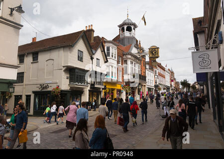 Blick auf die High Street, Guildford an einem Samstag Nachmittag, gegenüber dem Rathaus und der berühmten historischen Halterung Uhr von 1683. High Street, Guildford, UK (102) Stockfoto