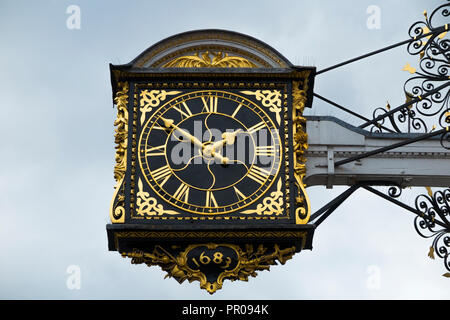 Das historische Guildford 1683 Town Clock auf der Vorderseite der Guildhall. High Street, Guildford. UK. (102) Stockfoto