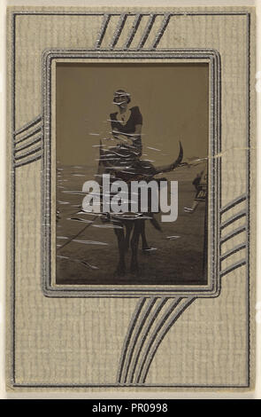 Frau auf ein Ochse sitzt; 1910-1920; Gelatine Silber lackiert Drucken Stockfoto