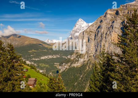 Spektakuläre Aussicht in der Nähe der Stadt Mürren (Berner Oberland, Schweiz). Murren ist ein Bergdorf auf 1.650 m und ist von der öffentlichen Straße nicht erreichbar Stockfoto