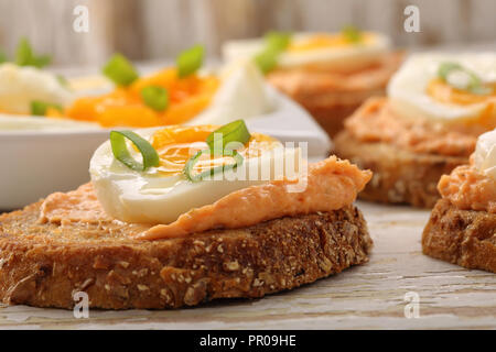 Sandwiches mit Lachs einfügen und Ei auf weißem Holz Hintergrund Stockfoto