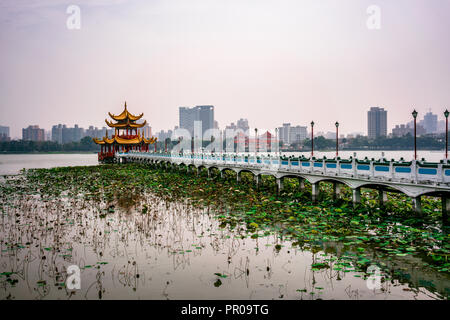 Seitenansicht von Frühling und Herbst Pavillons im Lotus Teich See in Kaohsiung, Taiwan Stockfoto