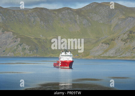 Der Säbel - OFFSHORE TUG/VERSORGUNGSSCHIFF, vor Anker in der Nähe der Norwegischen Nordkap (Nord Kapp), hoch über dem Polarkreis, Norwegen. Stockfoto