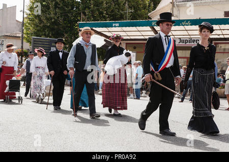 Saint Gilles, Camargue-France traditionellen Festival jedes Jahr im August 2016, mit Kostüm Paraden, antiken Kutschen von Pferden gezogen und Performances Stockfoto