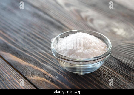 Schüssel mit Salz auf der hölzernen Hintergrund Stockfoto