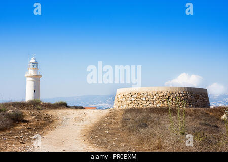 Alten weißen Leuchtturm in der Nähe der alten Ruinen im archäologischen Park Paphos, Zypern Stockfoto
