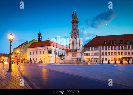 Budapest, Ungarn - 16. August 2018: Abendlicher Blick auf Trinity Square im historischen Stadtzentrum von Budapest, Ungarn. Stockfoto