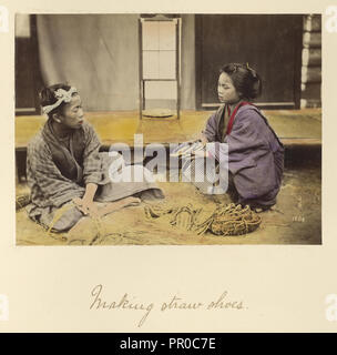 Das Stroh Schuhe; Shinichi Suzuki, Japanisch, 1835 - 1919, Japan; ca. 1873 - 1883; Hand - farbige Eiweiß silber Drucken Stockfoto