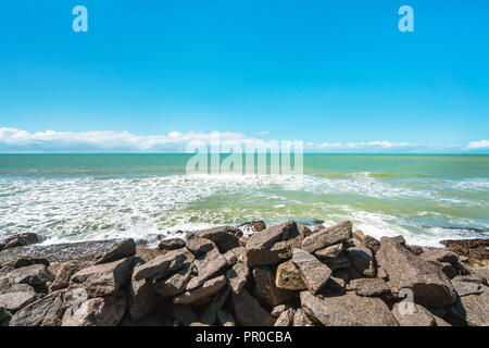 Grosse Felsen und Steine in einem blauen Himmel Tag an Skulpturen park Francisco Brennand. Entspannung Landschaft Sicht auf Tageslicht Konzept Hintergrund. Stockfoto