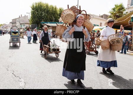 Saint Gilles, Camargue-France traditionellen Festival jedes Jahr im August 2016, mit Kostüm Paraden, antiken Kutschen von Pferden gezogen und Performances Stockfoto