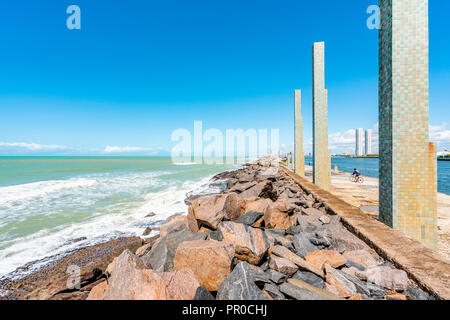 Recife, Pernambuco, Brasilien - Jun, 2018: Skulpturenpark Francisco Brennand trennt das Wasser der Fluss Capibaribe vom Meer, in einer blauen Himmel da Stockfoto