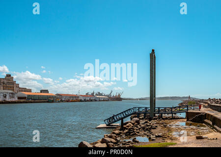 Recife, Pernambuco, Brasilien - Jun, 2018: Skulpturenpark Francisco Brennand trennt das Wasser der Fluss Capibaribe vom Meer, in einer blauen Himmel da Stockfoto