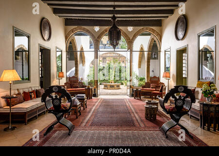 Liwan Rezeption mit 19 C triple Arches, osmanischen Stil Bankette und seltenen Persischen Teppich Stockfoto