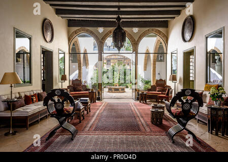 Liwan Rezeption mit 19 C triple Arches, osmanischen Stil Bankette und seltenen Persischen Teppich Stockfoto