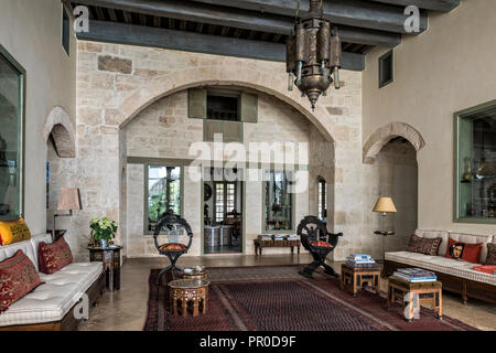 Liwan Rezeption im osmanischen Stil Sitzbänken und seltenen Persischen Teppich Stockfoto