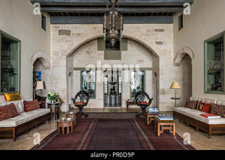 Liwan Rezeption mit Sitzbänken im osmanischen Stil und seltenen Persischen Teppich Stockfoto