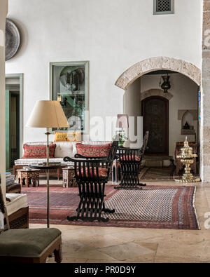 Liwan Rezeption im osmanischen Stil Bankette und seltene antike Malayer "Verbundwerkstoff"-Teppich Stockfoto