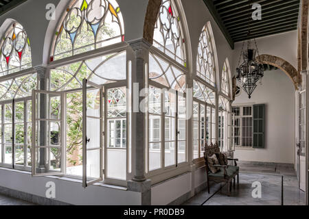 Neun verglasten Arkaden form Galerie über den Innenhof. Stockfoto