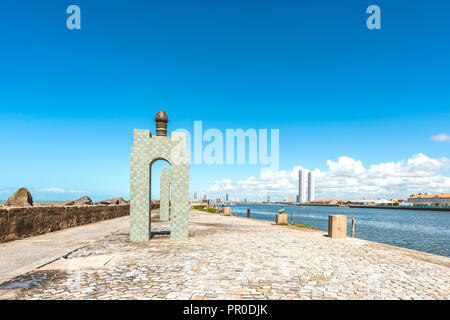 Recife, Pernambuco, Brasilien - Jun, 2018: Skulpturenpark Francisco Brennand trennt das Wasser der Fluss Capibaribe vom Meer, in einer blauen Himmel da Stockfoto