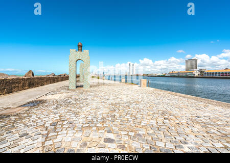 Recife, Pernambuco, Brasilien - Jun, 2018: Skulpturenpark Francisco Brennand trennt das Wasser der Fluss Capibaribe vom Meer Stockfoto