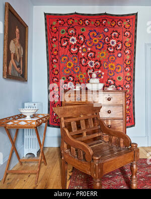 Bunte wand Textil- und Holzmöbeln in Hellblau Zimmer Stockfoto
