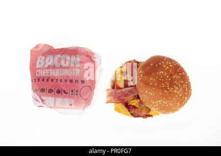 2 Burger King Bacon Cheeseburger eine offene und 1 im Wrapper auf weißem Hintergrund Stockfoto