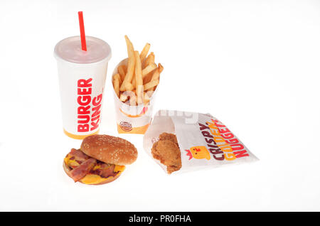 Burger King Essen mit einem bacon Cheeseburger, Pommes frites, Chicken Nuggets und Soda Pop Stockfoto